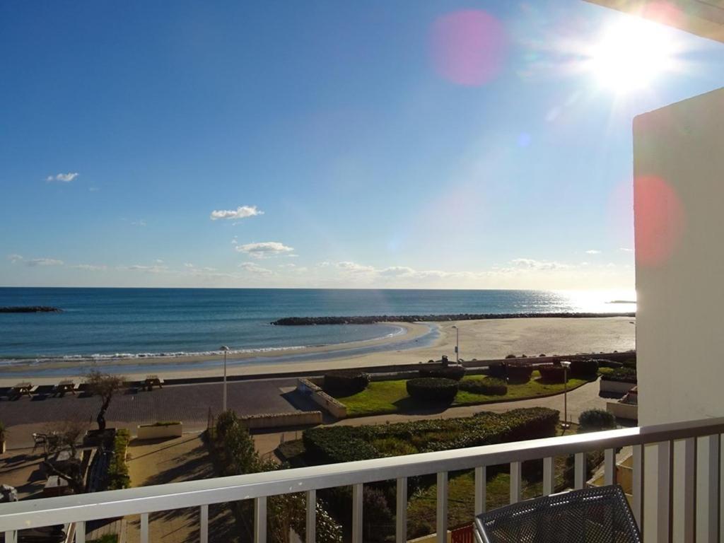 un balcon avec vue sur la plage et l'océan dans l'établissement Bel appartement 7 pers avec parking à Palavas-les-Flots - FR-1-559-7, à Palavas-les-Flots