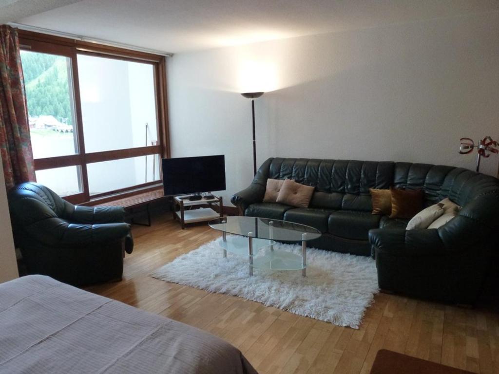 ein Wohnzimmer mit Sofa und Tisch in der Unterkunft Appartement lumineux au pied des pistes avec WiFi - FR-1-292-173 in Isola