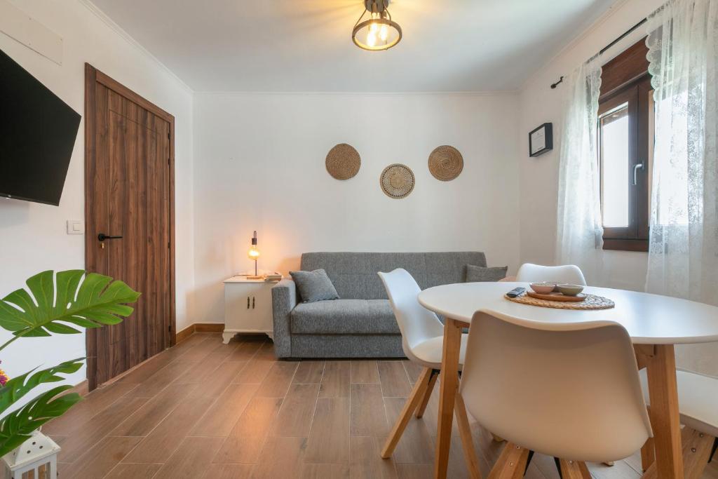 ein Wohnzimmer mit Tisch und Couch in der Unterkunft El Hogar de Ireneo A in Güímar