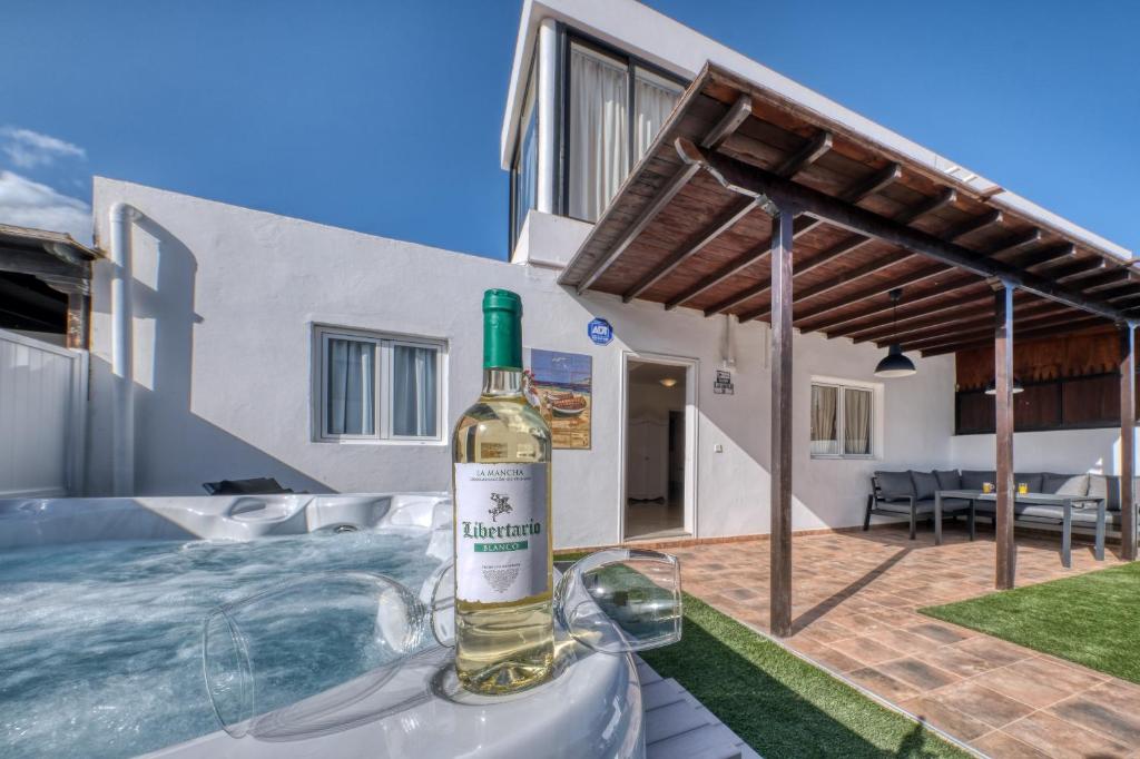 Villa Flaminia - Jacuzzi and Foosball - Just 400m from the Beach By Lanzarote Vacation Homes