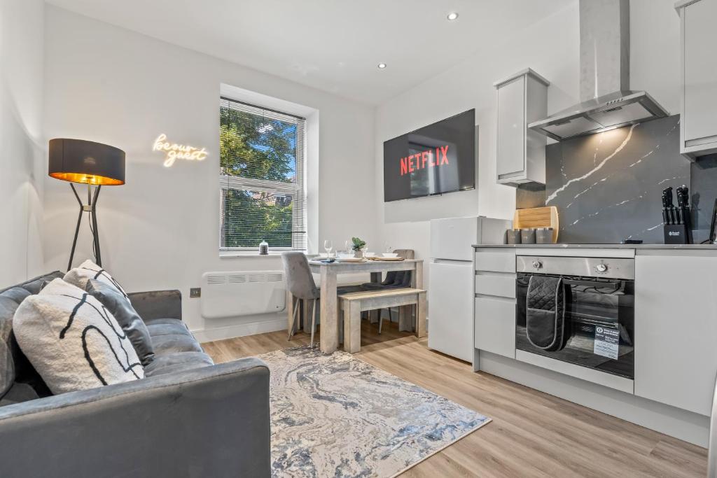 Dapur atau dapur kecil di Cardiff Luxe Flats With Spa Facilities