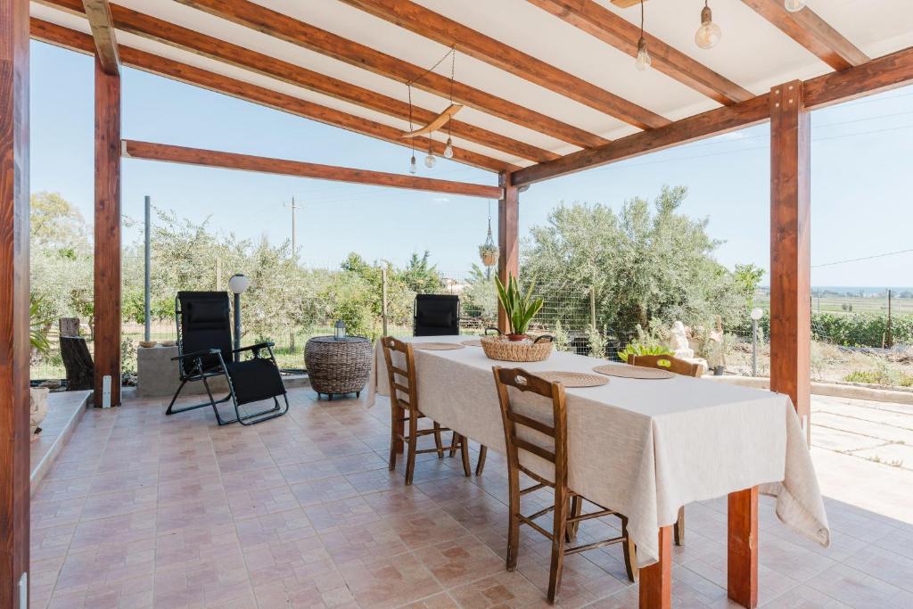 メンフィにあるCasa Violaのテーブルと椅子のあるキッチンとダイニングルーム