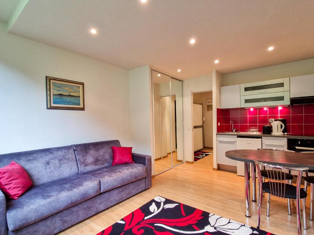 un salon avec un canapé et une table dans l'établissement Studio Renové, Proche Pistes, Équipé pour 4, Flaine Forêt - FR-1-425-167, à Flaine