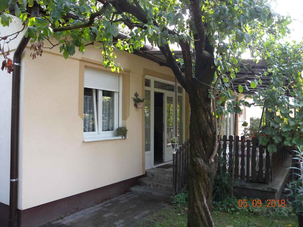 バラトンボグラールにあるApartment in Balatonboglar - Balaton 18183の塀の横に木のある家