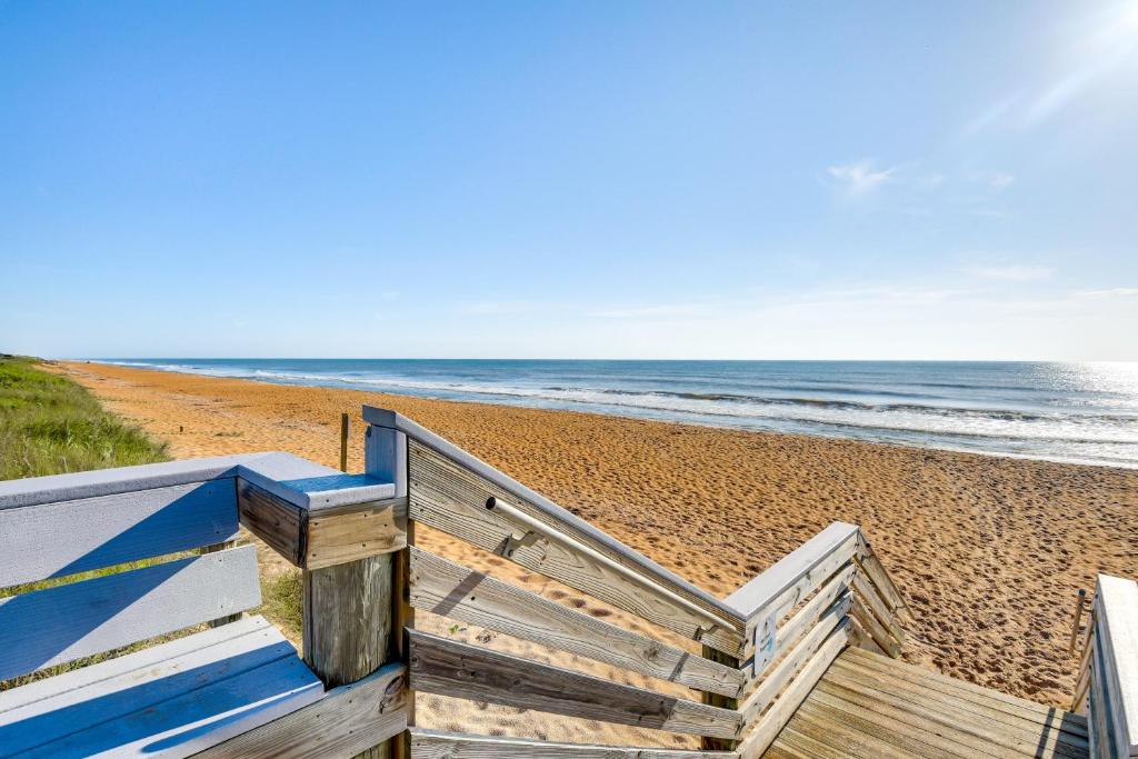 Ormond-by-the-SeaにあるWalk to Shore and Pier Family Home in Ormond Beachの海岸の木塀
