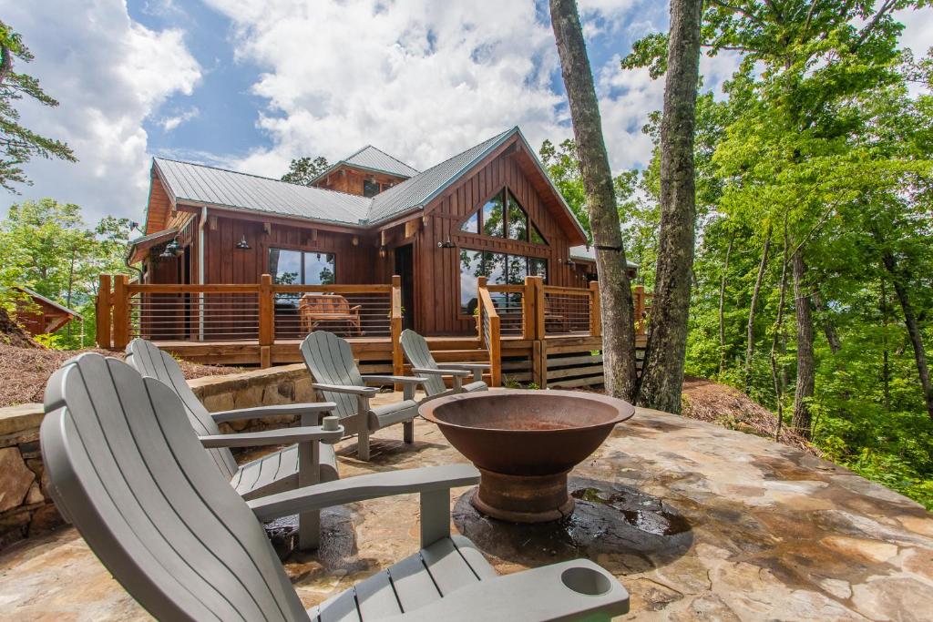 Φωτογραφία από το άλμπουμ του Castle Rock Gorgeous Mountain Cabin, Sleeps 6 σε Bryson City