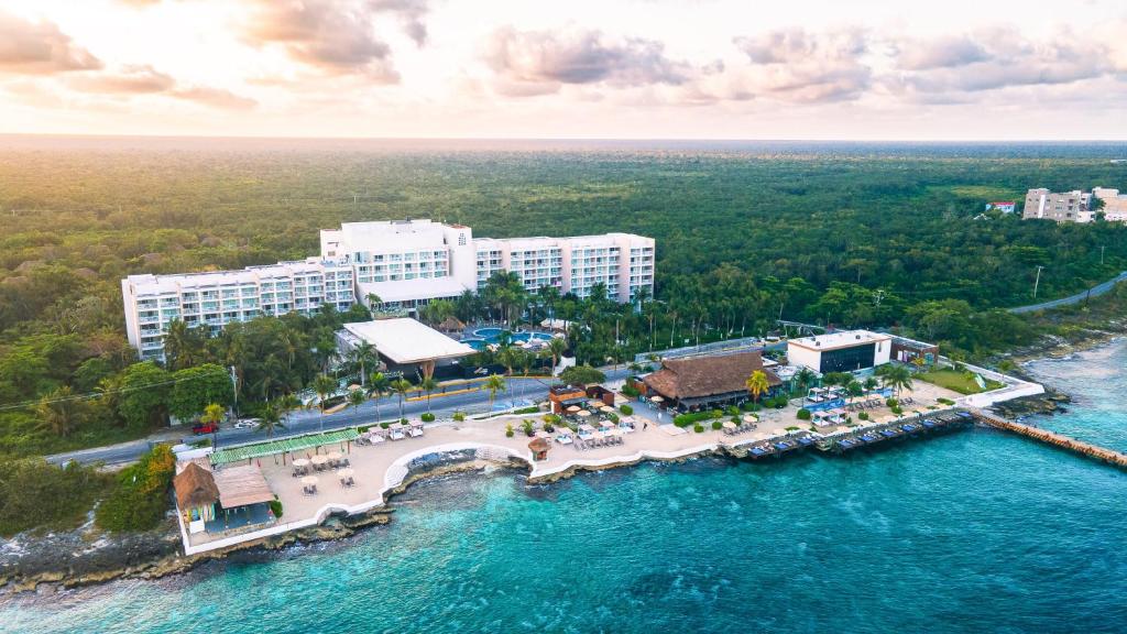 una vista aerea del resort e dell'acqua di Fiesta Americana Cozumel All Inclusive a Cozumel