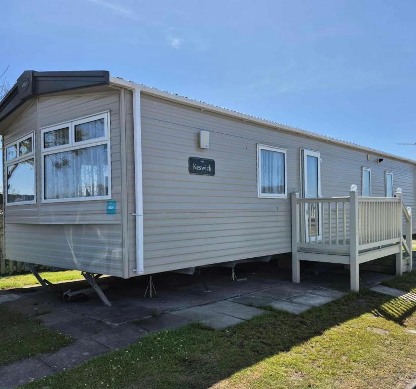 a mobile home is parked in a yard at The bestwick golden sands in Kinmel Bay