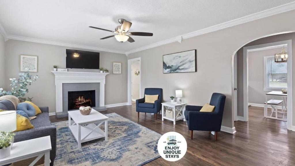 Fantasy HillsにあるCreek Valley House that's cozy quiet and peacefulのソファと暖炉のあるリビングルーム