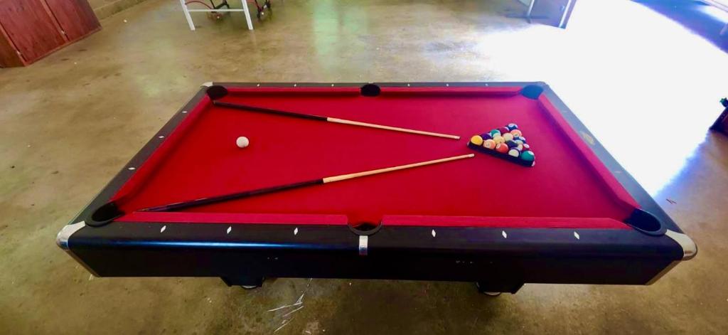 Biliár nebo kulečník v ubytování Wooded Retreat with game area and hot tub