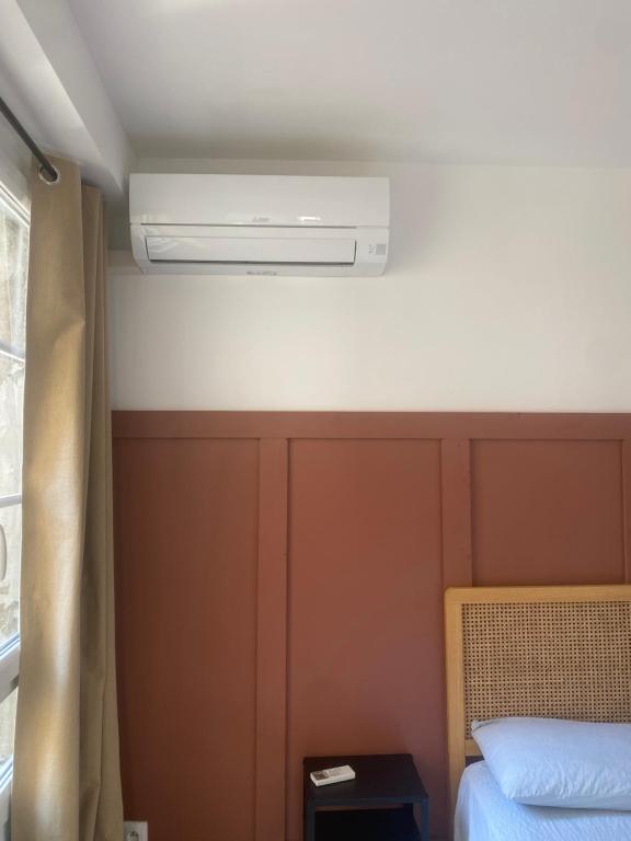 una camera con letto e condizionatore d'aria di Les Halles d'Isa et Thomas a Narbonne