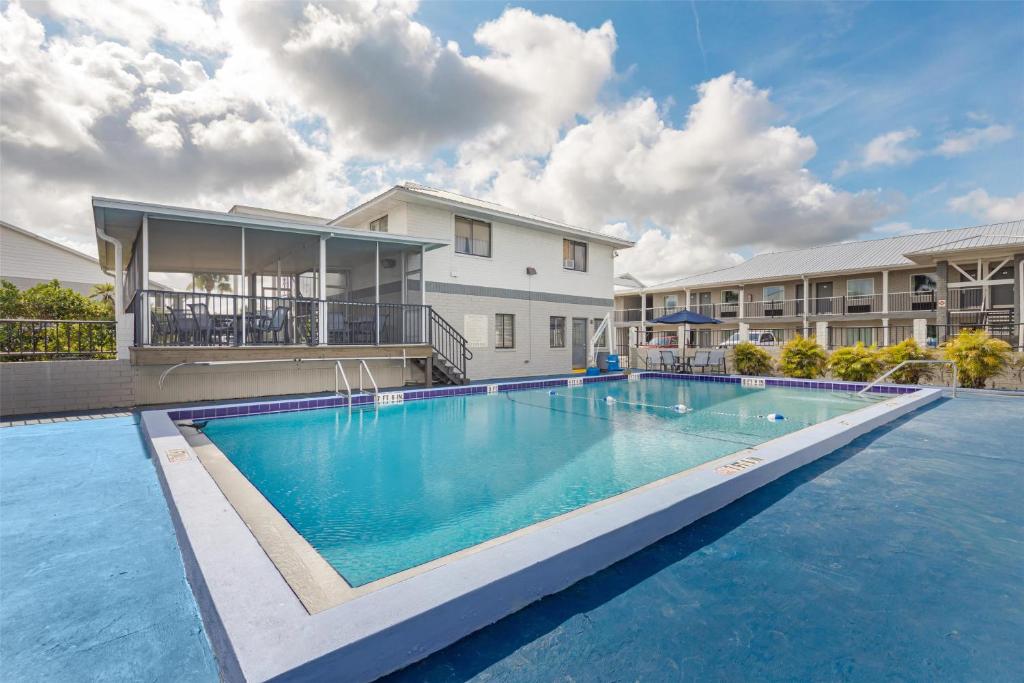 a swimming pool in front of a building at Best Western Space Shuttle Inn in Titusville