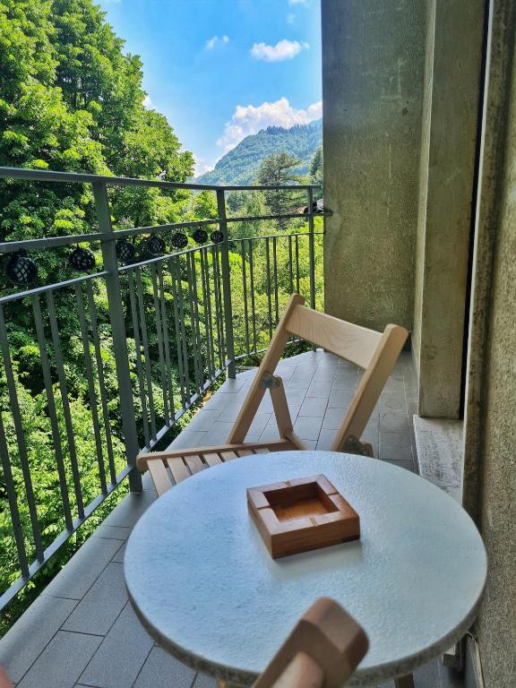 een tafel en een stoel op een balkon bij il posticino di bellagio in Civenna