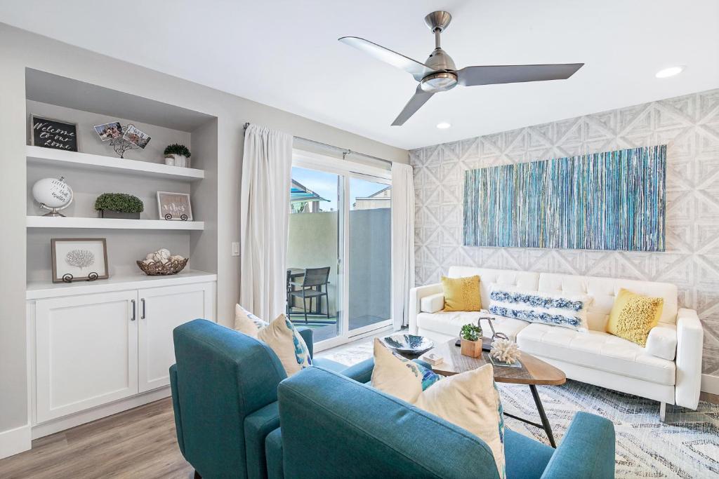 een woonkamer met een witte bank en blauwe stoelen bij Mickey's Corner in Anaheim