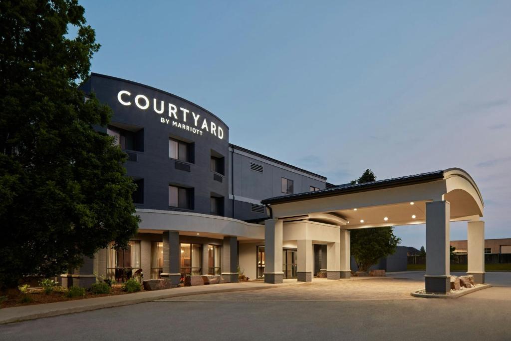 Un edificio con un cartel en el frente. en Courtyard by Marriott Hamilton, en Hamilton