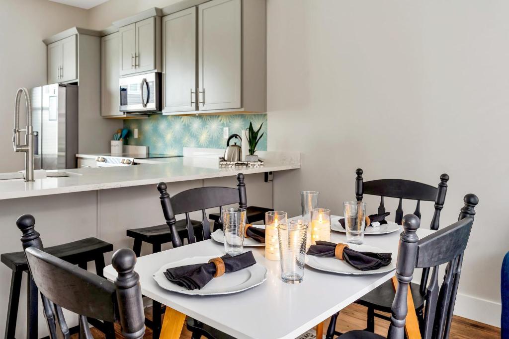 a dining room with a table with chairs and a kitchen at NOOGA NOOK in Downtown Chattanooga in Chattanooga