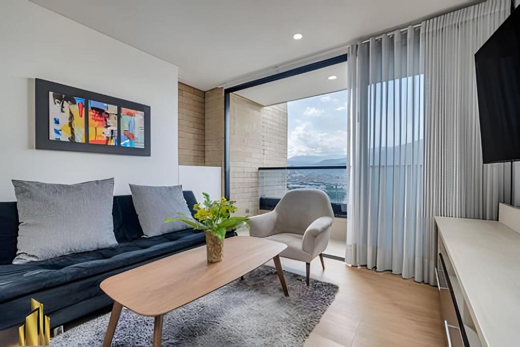 a living room with a couch and a table at Class 48 apto. 1303 - Luminoso / Vistas / Balcón in Sabaneta