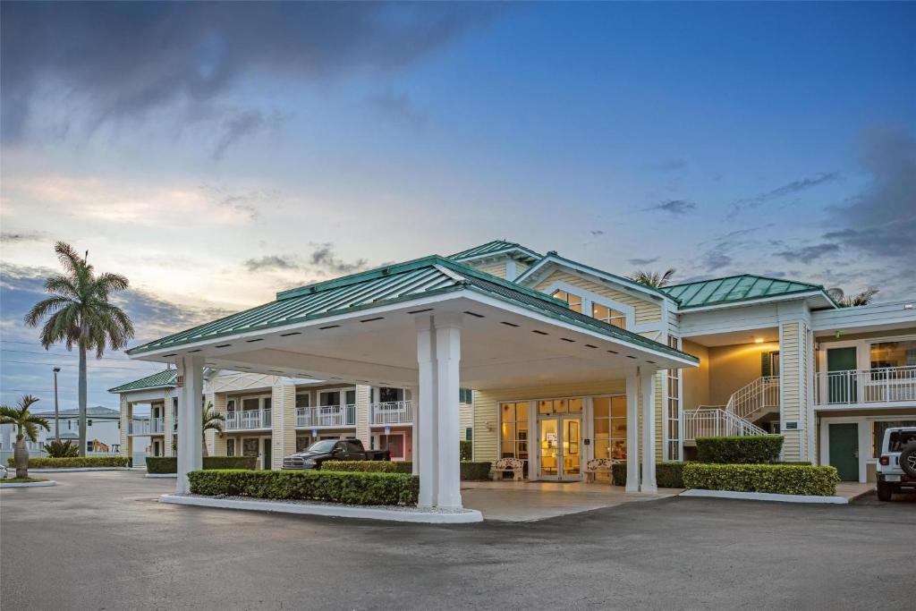 una grande casa con un parcheggio di fronte di Best Western Gateway To The Keys - Florida City, Homestead, Everglades a Florida City