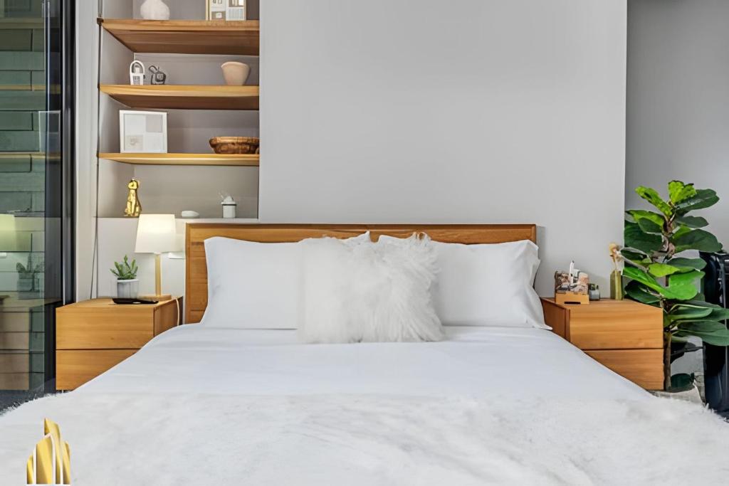 a bedroom with a large white bed with white pillows at Class 48 Apto. 2501 - Apto tranquilo y luminoso/balcón in Sabaneta