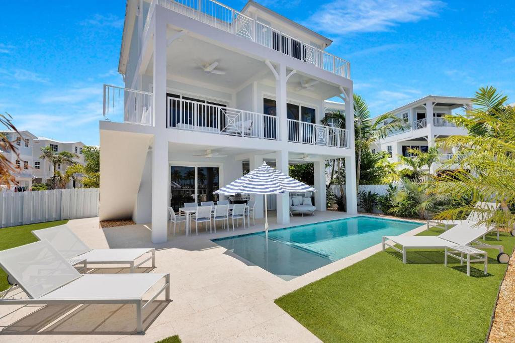 una villa con piscina y una casa en Seven Sunsets, en Marathon