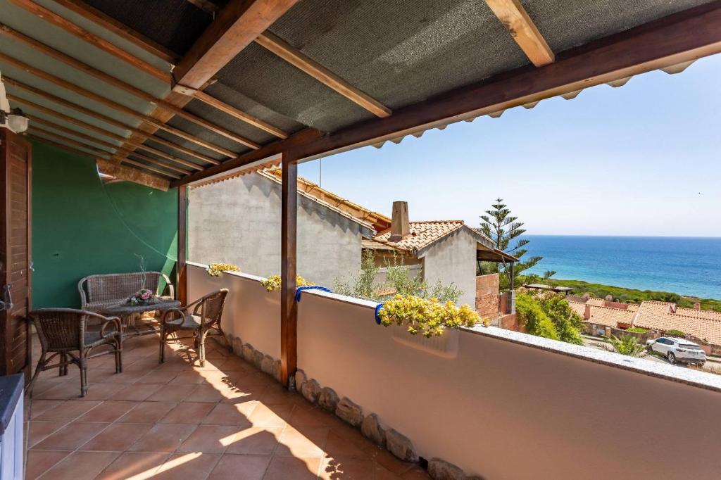un balcone con vista sull'oceano di Casa Fenicottero - Pet Friendly - Funtana Meiga a Funtana Meiga
