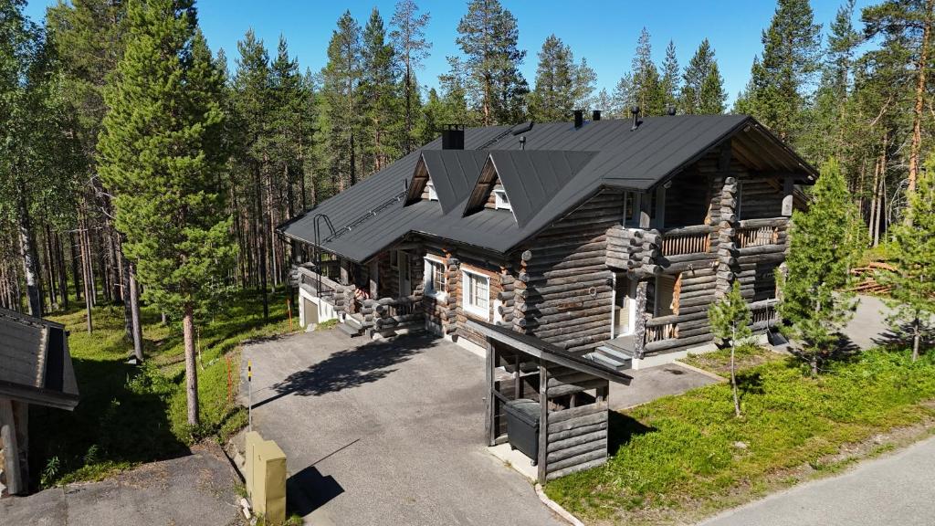 an overhead view of a log cabin in the woods at Villa Aatu Levi Ski-in Ski-out in Levi