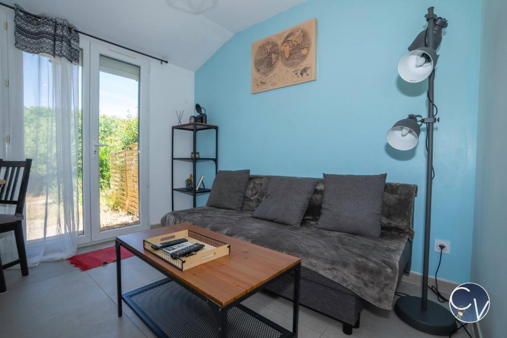 un salon avec un canapé et une table dans l'établissement Magnifique Appartement avec Extérieur, à Bagnols-sur-Cèze