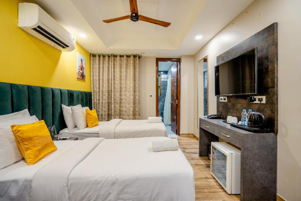 Postel nebo postele na pokoji v ubytování Lime Tree Hotel - Near Medanta Hospital