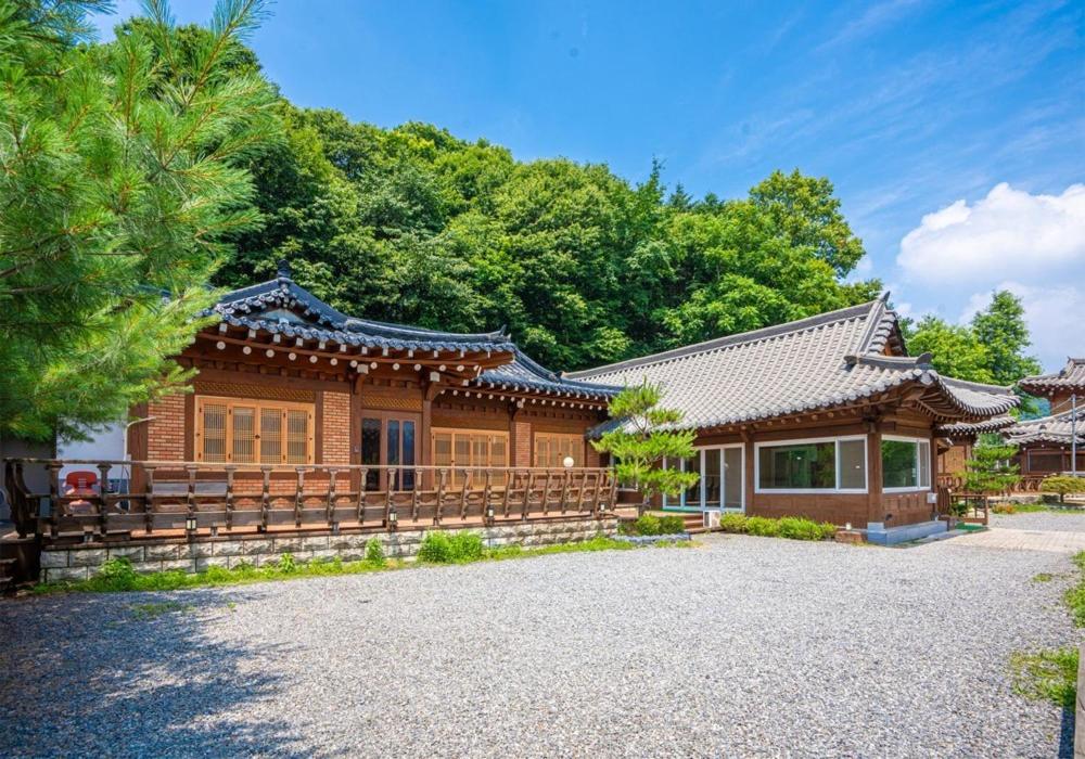 龍仁市にあるYongin Yejik Hanok Pensionの前に柵がある家