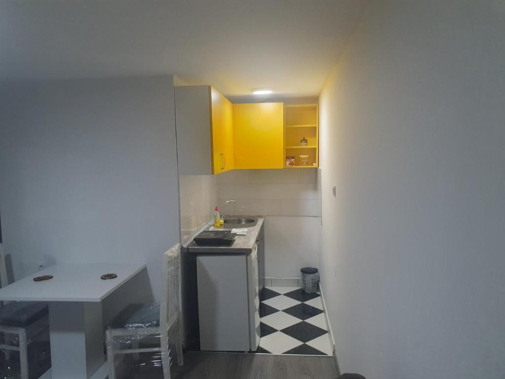 O bucătărie sau chicinetă la Don apartmani