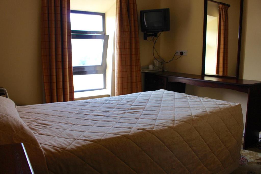 Postel nebo postele na pokoji v ubytování Achill Sound Hotel - Ostan Ghob A'Choire
