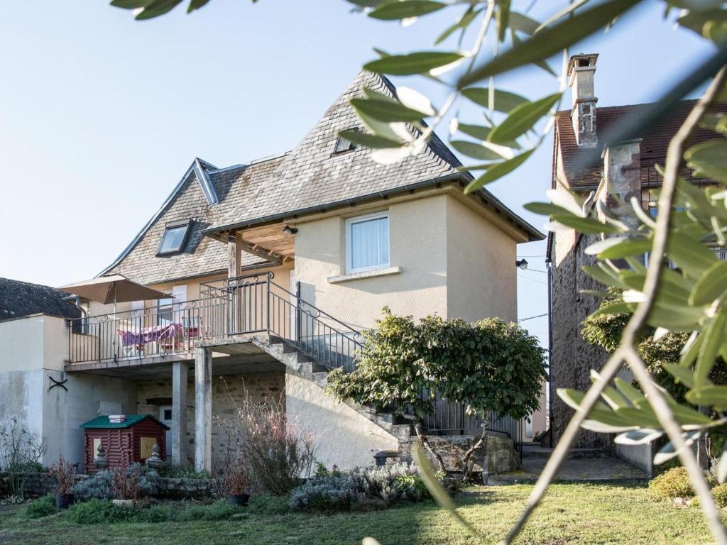 a house with a staircase in front of it at Maison spacieuse 3 ch, Wifi, animaux admis, terrasse, garage - Le Lardin-Saint-Lazare - FR-1-616-220 in Le Lardin-Saint-Lazare