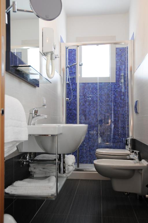 Kúpeľňa v ubytovaní Hotel Caribia Pinarella