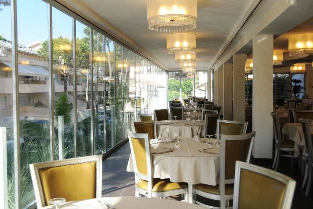 Reštaurácia alebo iné gastronomické zariadenie v ubytovaní Hotel Caribia Pinarella