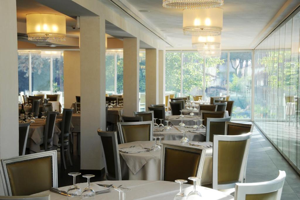 Reštaurácia alebo iné gastronomické zariadenie v ubytovaní Hotel Caribia Pinarella