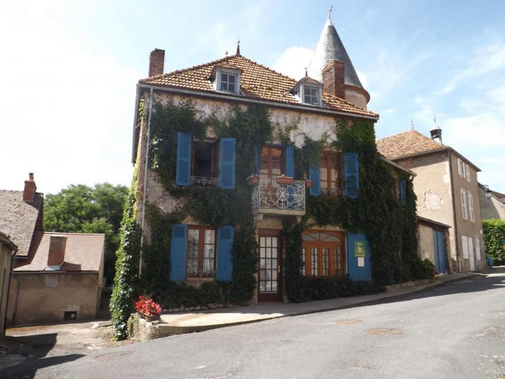 Photo de la galerie de l'établissement Charmant gîte près d'un château avec jardin, terrasse, parking et WiFi, à 14 km de Vichy - FR-1-489-1, à Billy