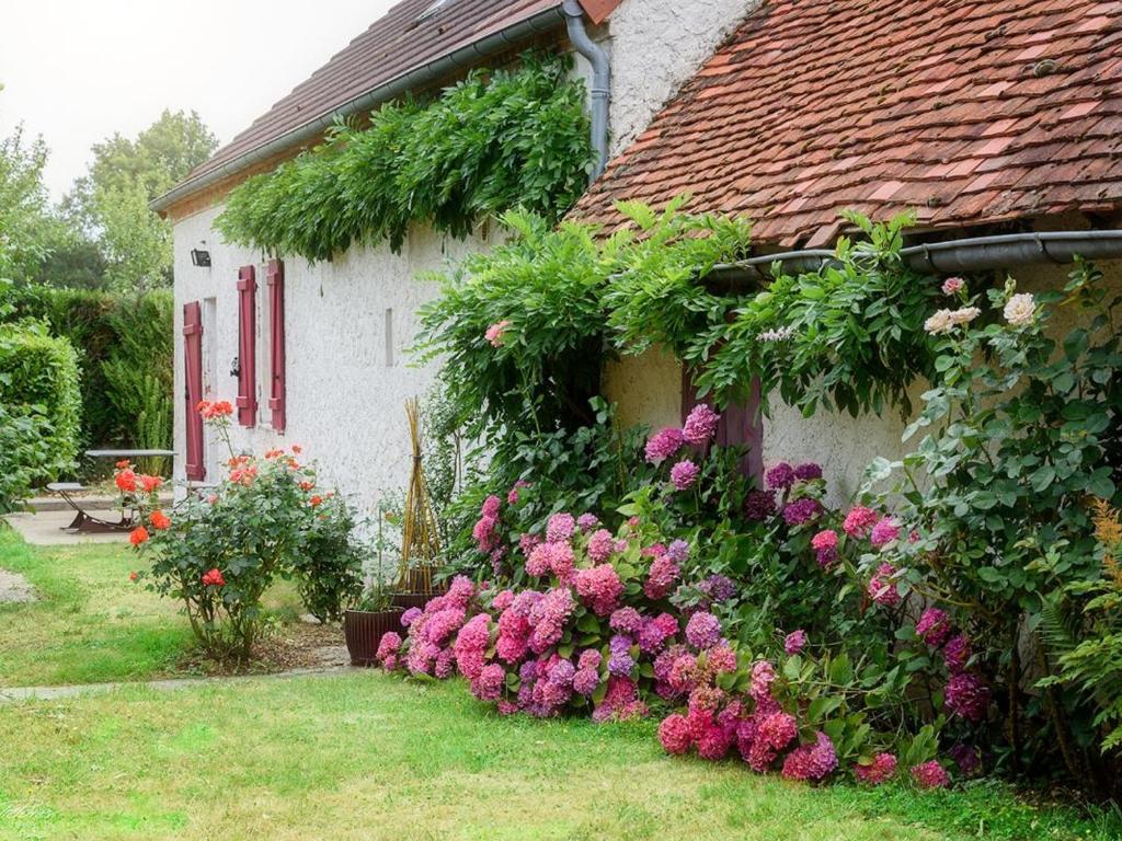 Κήπος έξω από το Maison rénovée à Franchesse avec grand jardin et animaux admis - FR-1-489-221