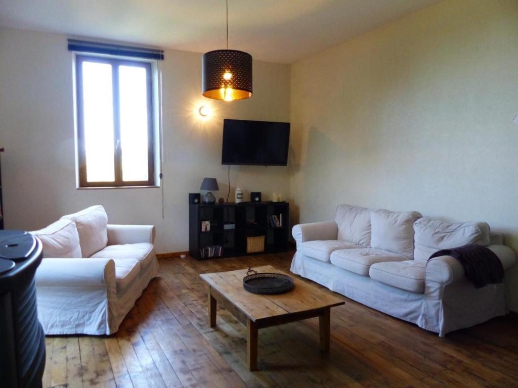 Photo de la galerie de l'établissement Maison de vacances moderne avec spa privatif et jardin à Chantelle - FR-1-489-482, à Chantelle