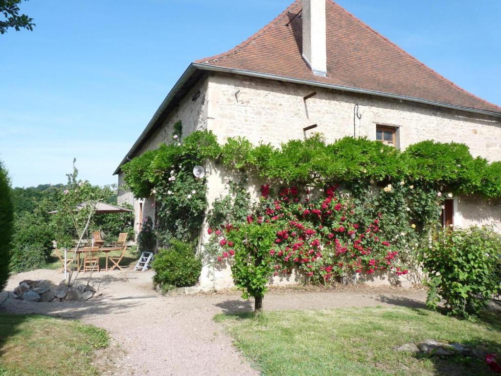 Un bâtiment avec un bouquet de fleurs sur lui dans l'établissement Gîte authentique avec piscine partagée, jardin et wifi à Saint-Étienne-de-Vicq - FR-1-489-275, à Saint-Étienne-de-Vicq