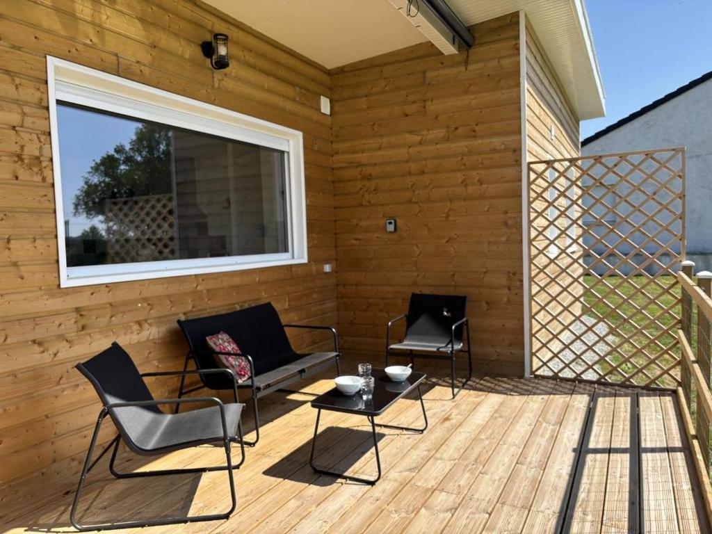 Balkón nebo terasa v ubytování Chalet moderne au cœur de l'Allier - FR-1-489-582