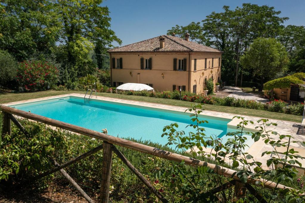 Πισίνα στο ή κοντά στο Villa Roncaglia by MMega