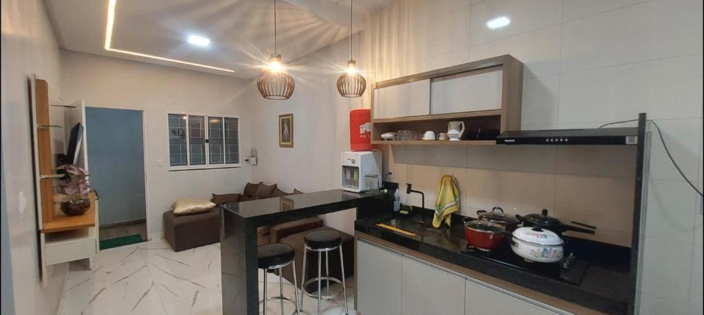 a kitchen with a counter and a counter top at Ótimo Apartamento 2 quartos mobiliado in Silvânia