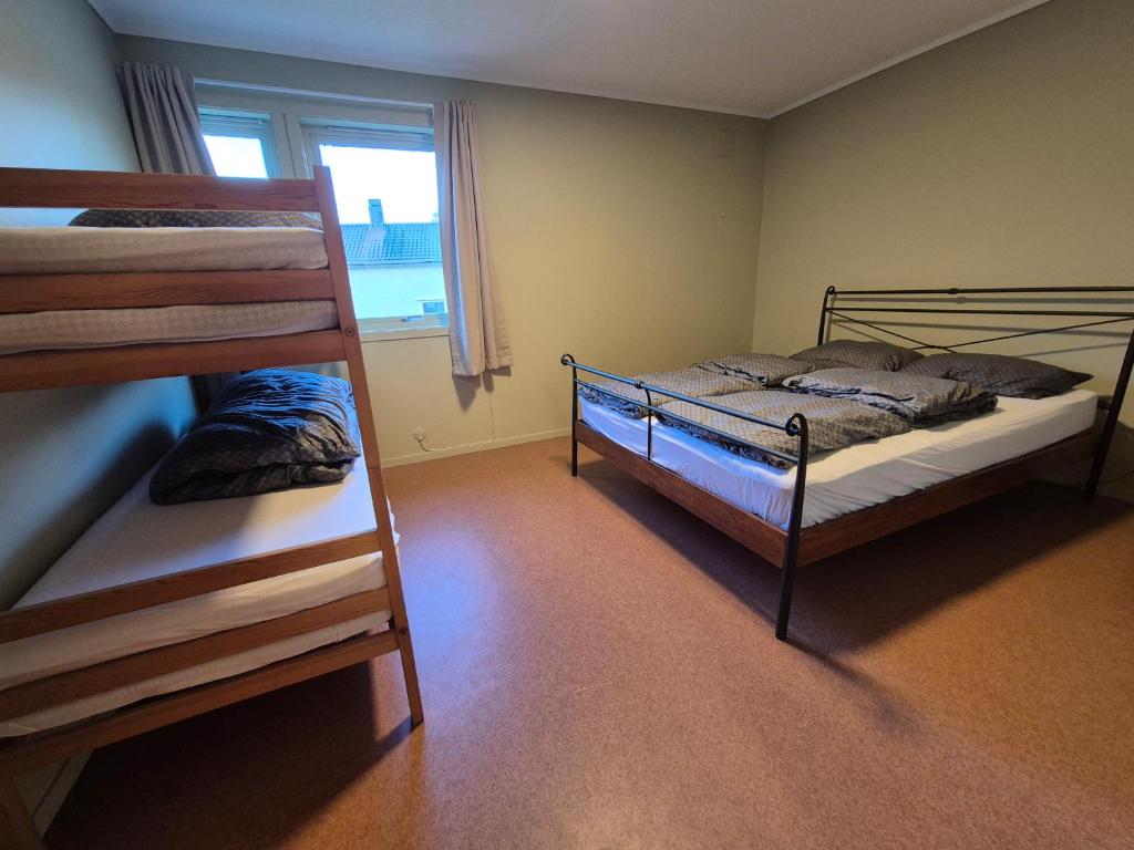Postel nebo postele na pokoji v ubytování Fin, enkel leilighet med nydelig strand i nærområdet