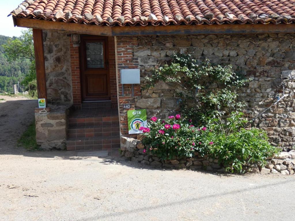 Zahrada ubytování Charmante maison avec poêle et salon ombragé à Pralong - FR-1-496-261