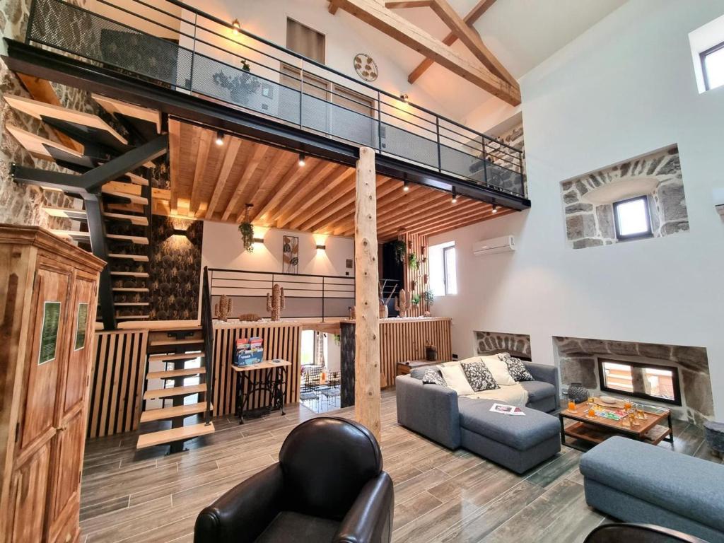 Photo de la galerie de l'établissement Gîte de Charme 6 Pers avec Jardin et Spa à Champdieu - FR-1-496-352, à Champdieu