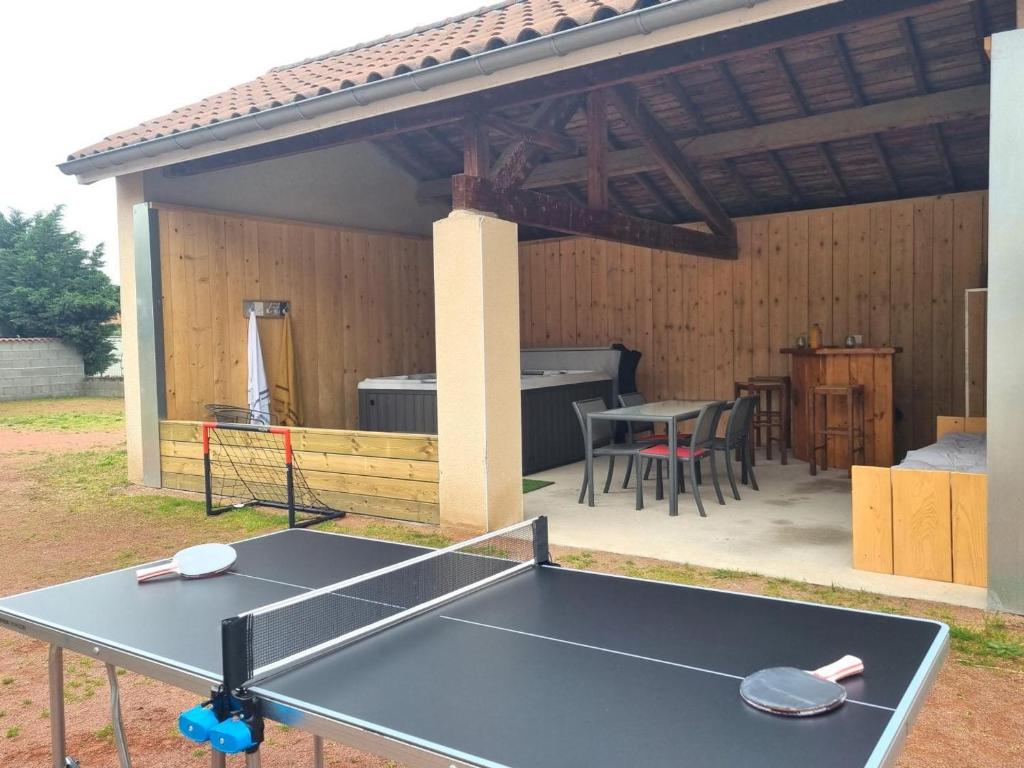 Facilități de tenis de masă la sau în apropiere de Gîte Familial avec SPA et Jeux Extérieurs - 5 Chambres, 230m², Village Typique, Animaux Acceptés - FR-1-496-289