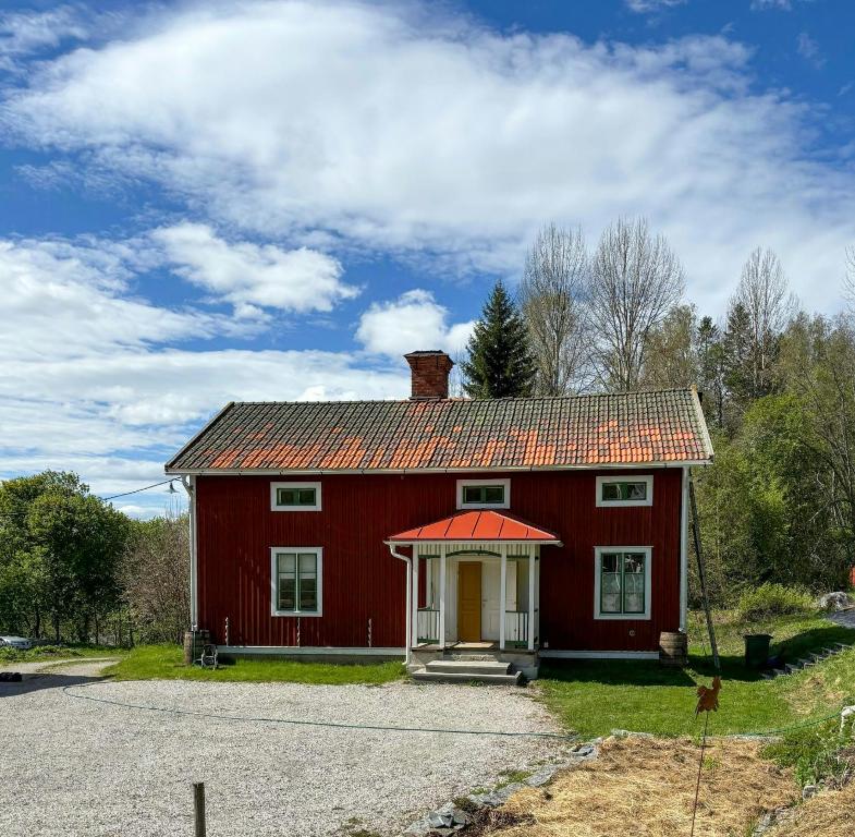 una casa rossa con tetto rosso di Timmerhus Med Bastu Vid Ljungan a Sundsvall