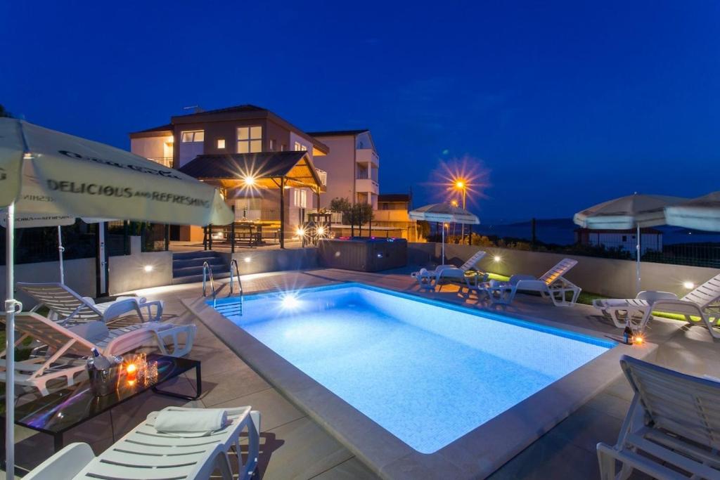 Bazén v ubytování Villa Honey nebo v jeho okolí