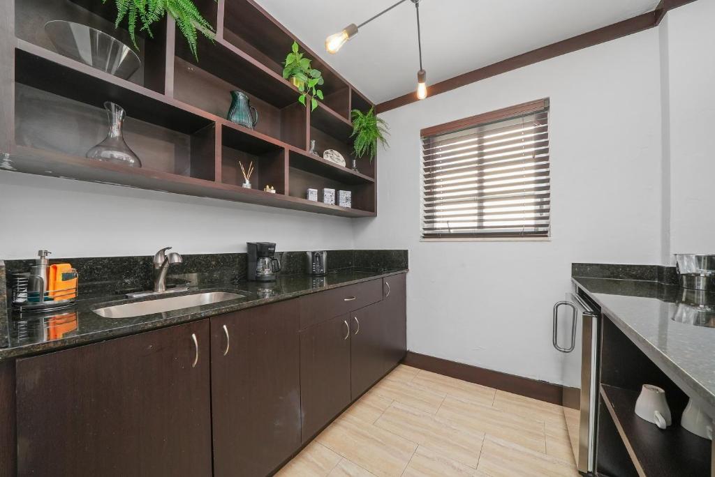 Lincoln Arms Suites photo