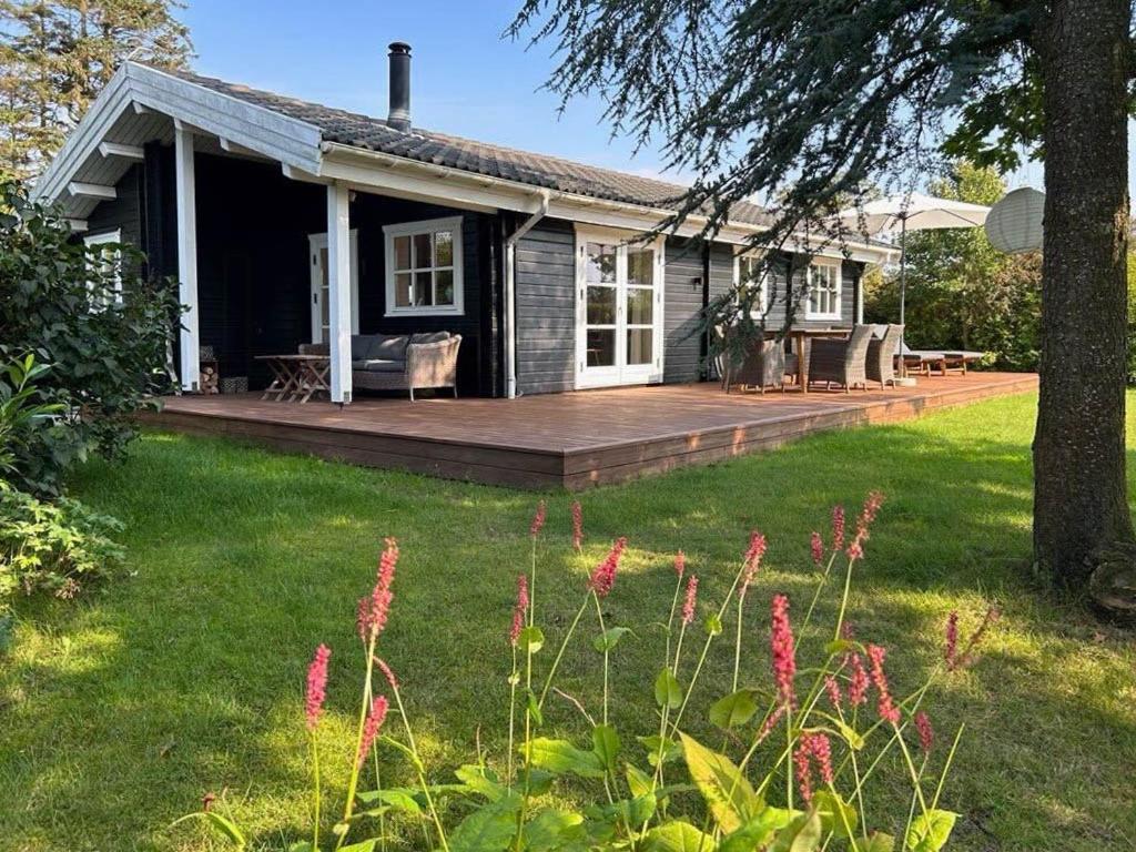 Κήπος έξω από το Charming Log Cabin 200 Metres From The Beach